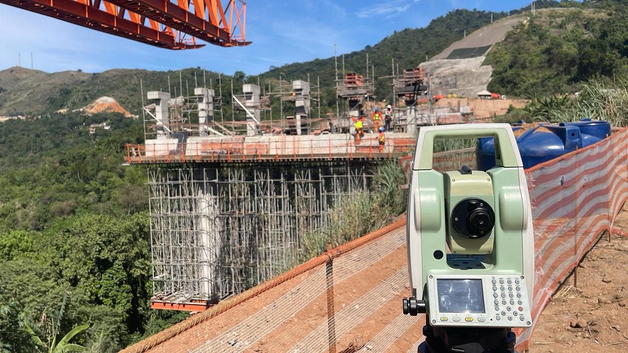 Estação total em frente de serviço - Nathan Topografia