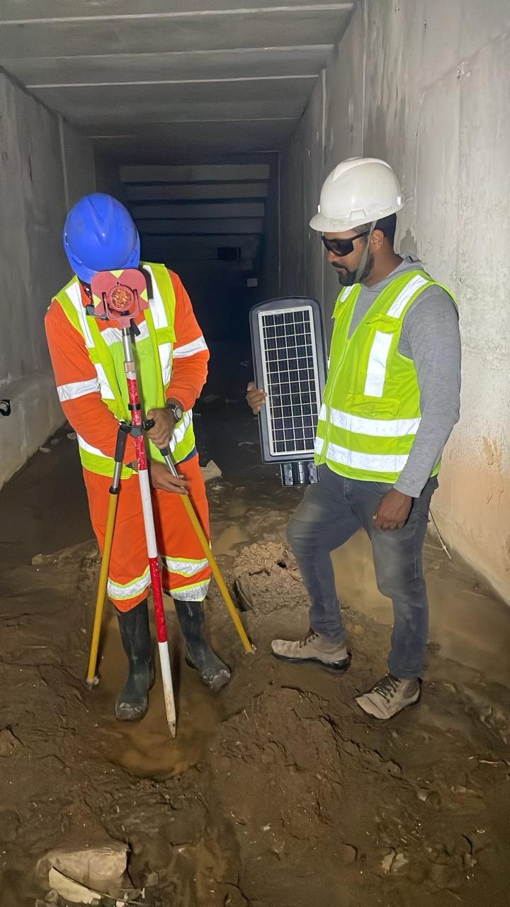 Equipe em operação topográfica - Nathan Topografia